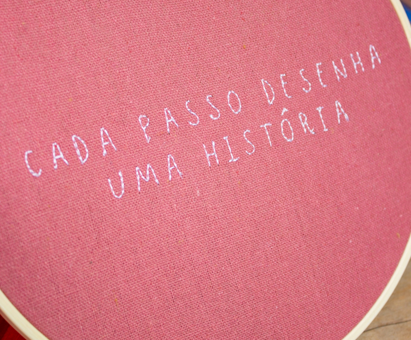 Bordado Decorativo "Cada Passo Desenha uma Hist&oacute;ria" image number 2