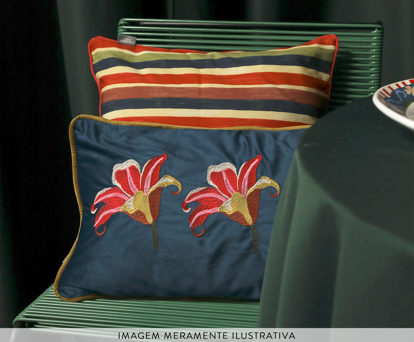 Capa de Almofada Bordada L&iacute;rios Azul - image 1