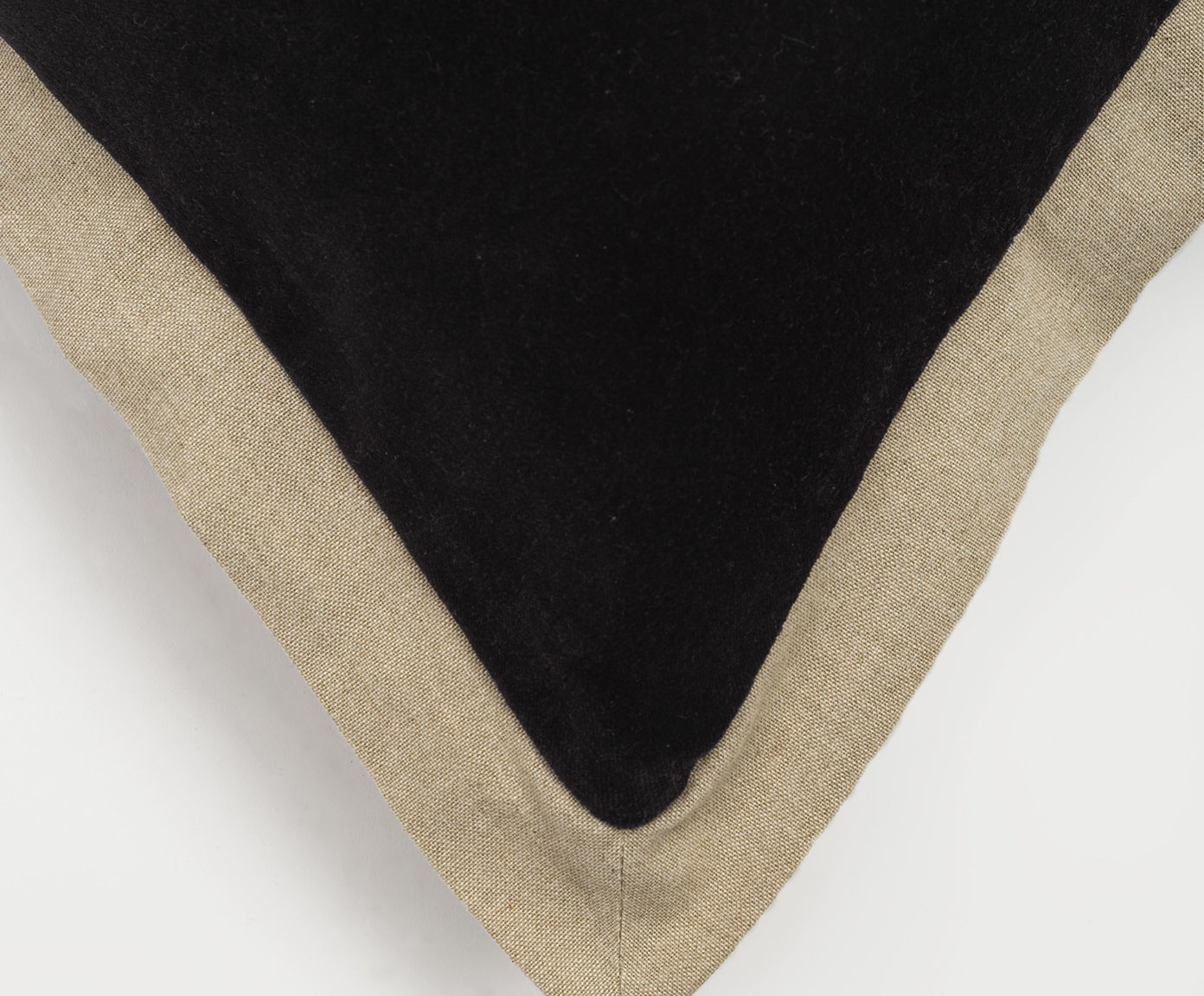 Capa de Almofada com Aba Preto - image 1
