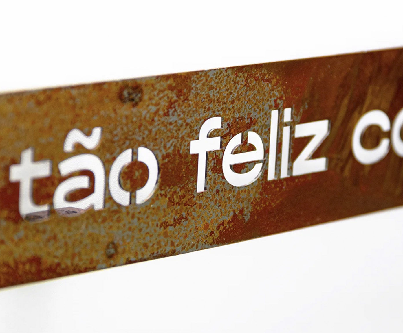 Frase de Ferro Rust "Meu Riso &Eacute; T&atilde;o Feliz Contigo" image number 2