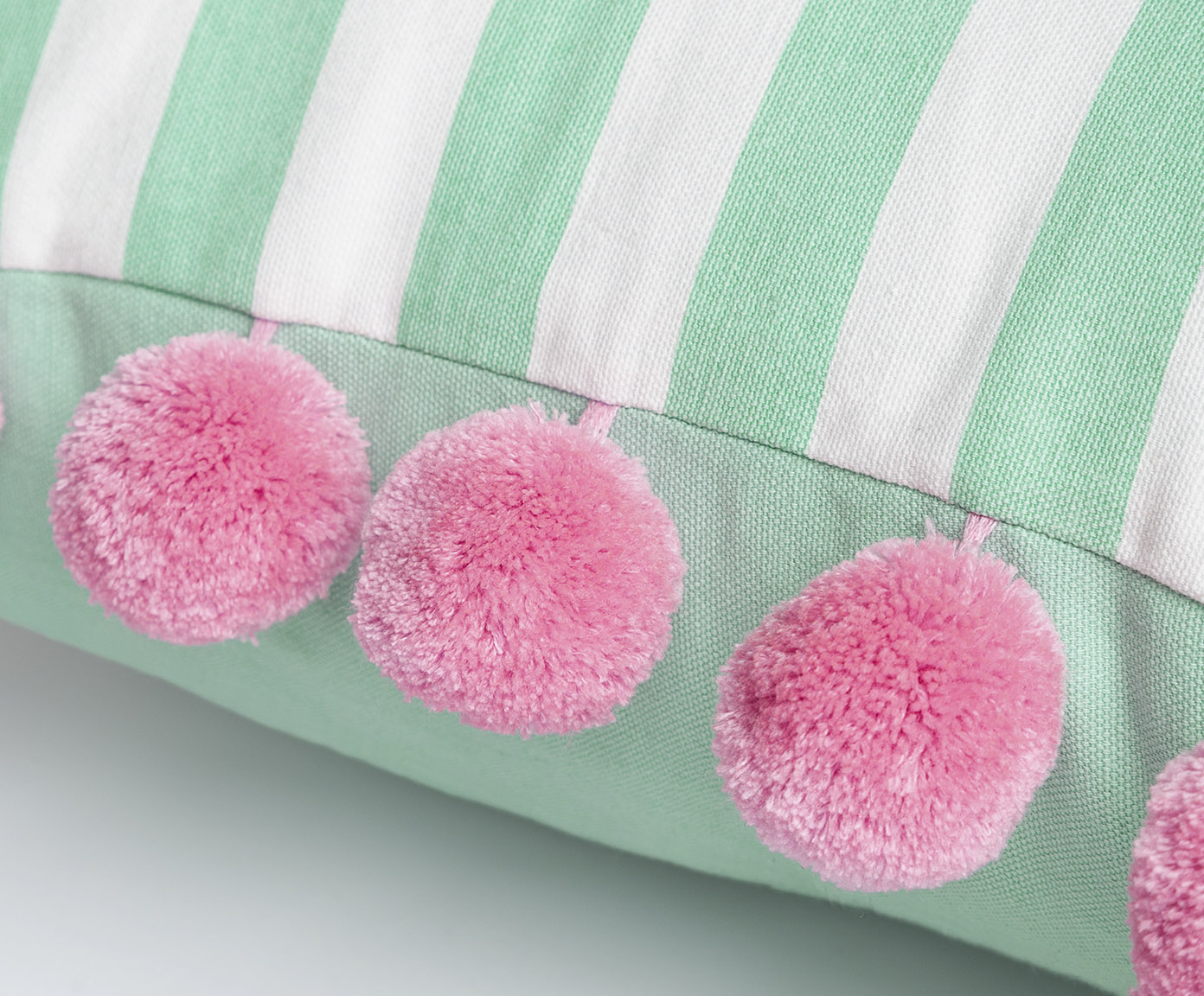 Capa de Almofada Listrada Pompom Rosa e Verde image number 4