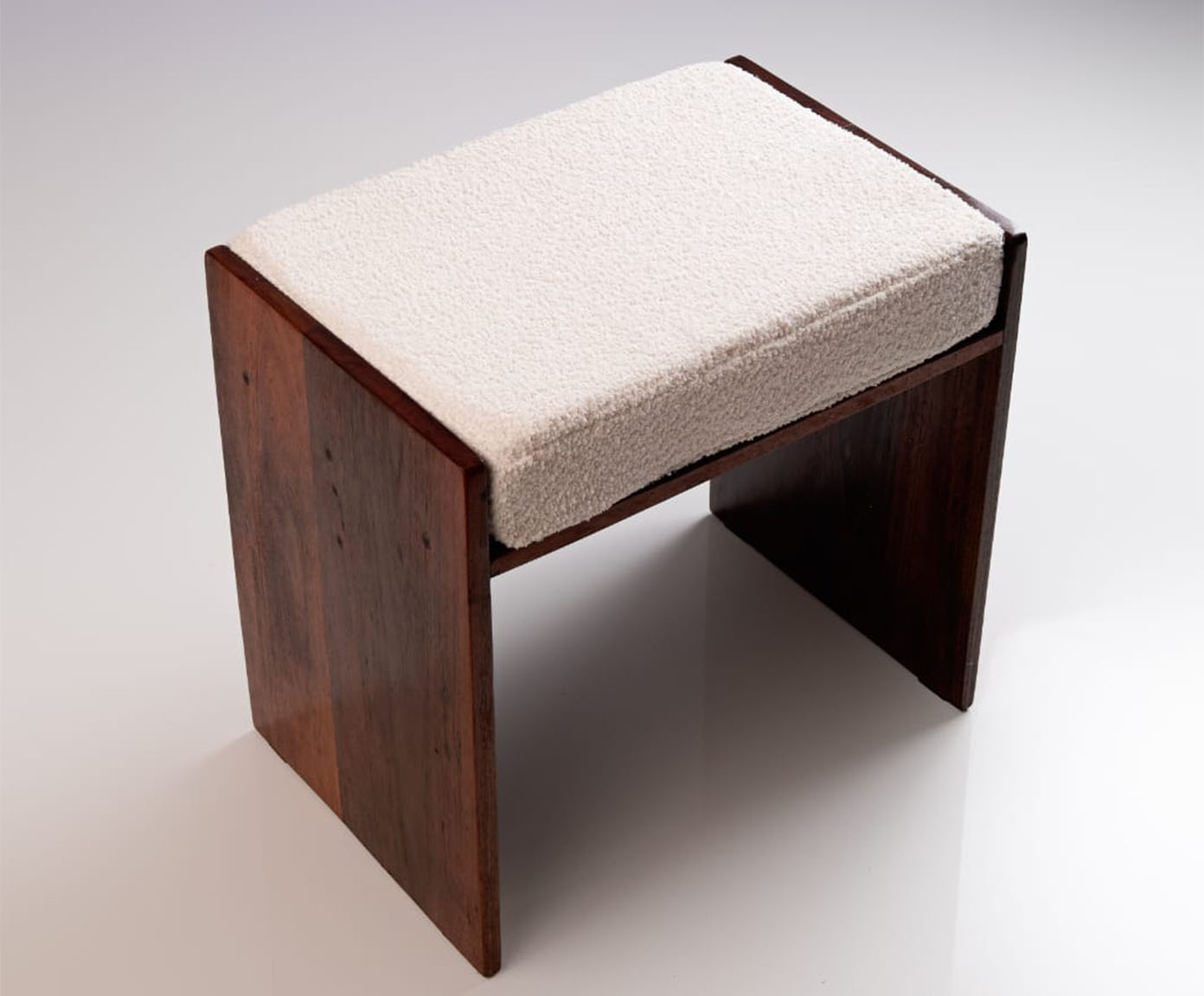 Banco Otho com Almofada de Boucl&eacute; - image 1