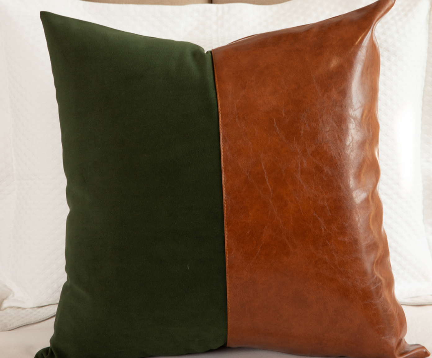 Almofada em Veludo e Couro Premium Collection - Verde e Acobreada - image 1