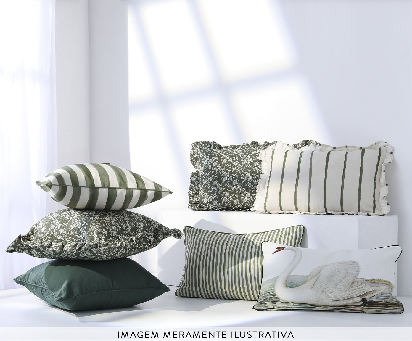 Capa de Almofada Retangular Estampada com Cordon&ecirc; Cisne Branco - image 1