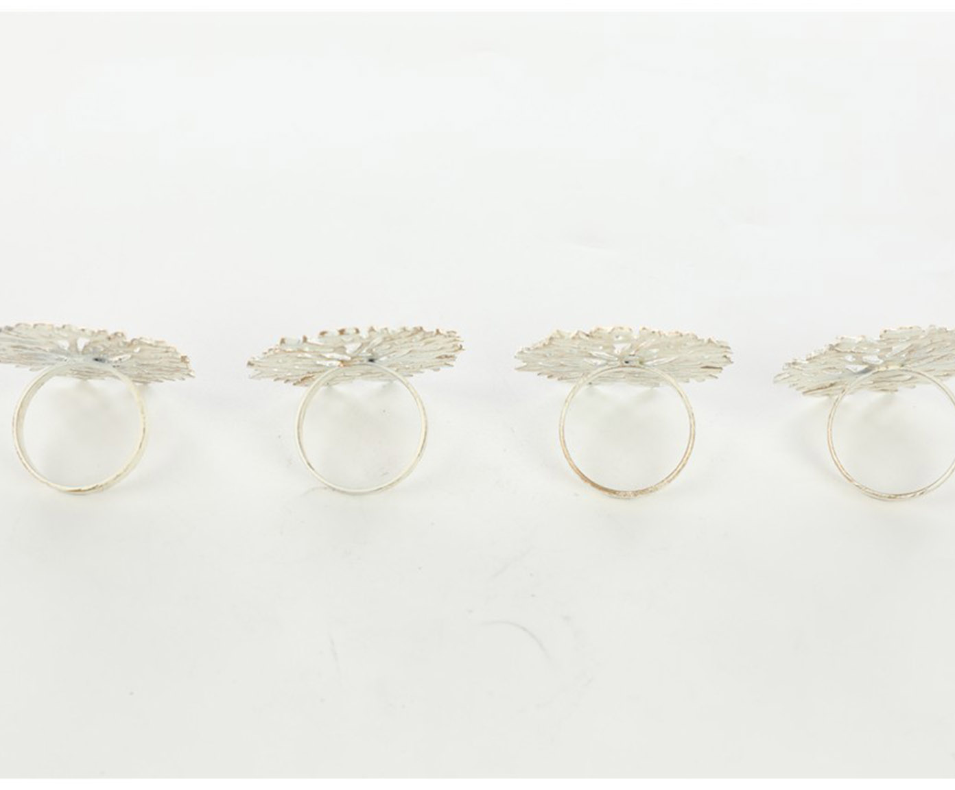 Jogo de An&eacute;is para Guardanapo Naturis Branco e Dourado image number 3