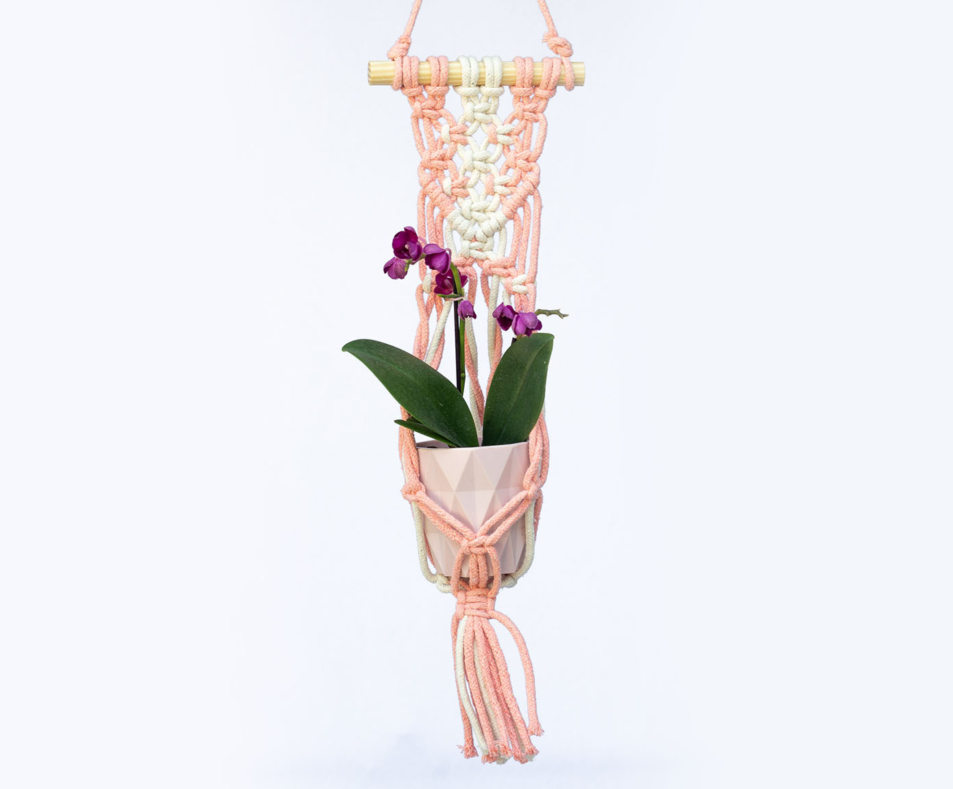 Hanger em Macram&ecirc; Rosa - image 1